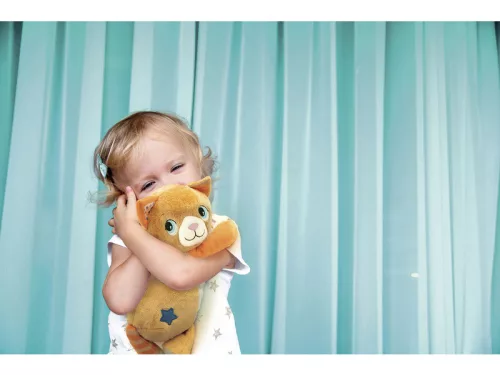 Baby Clementoni Elalvást segítõ doromboló plüss cica