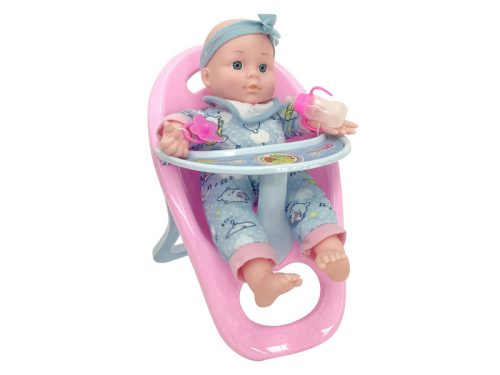 Játékbaba etetőszékben